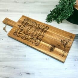 Langes Holzbrett mit Gravur aus Eichenholz