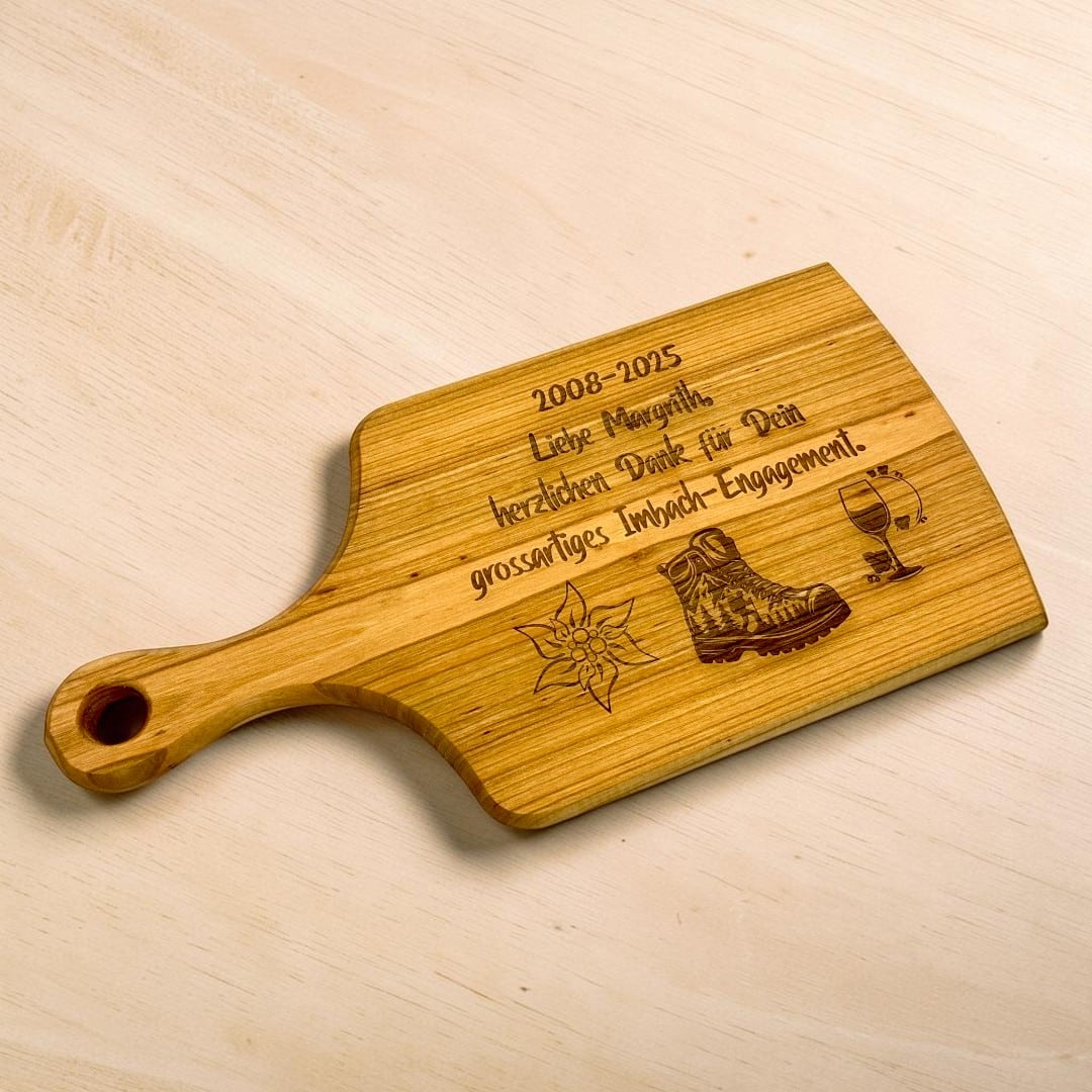 Edles Kirschholz Schneidebrett personalisiert mit Gravur.