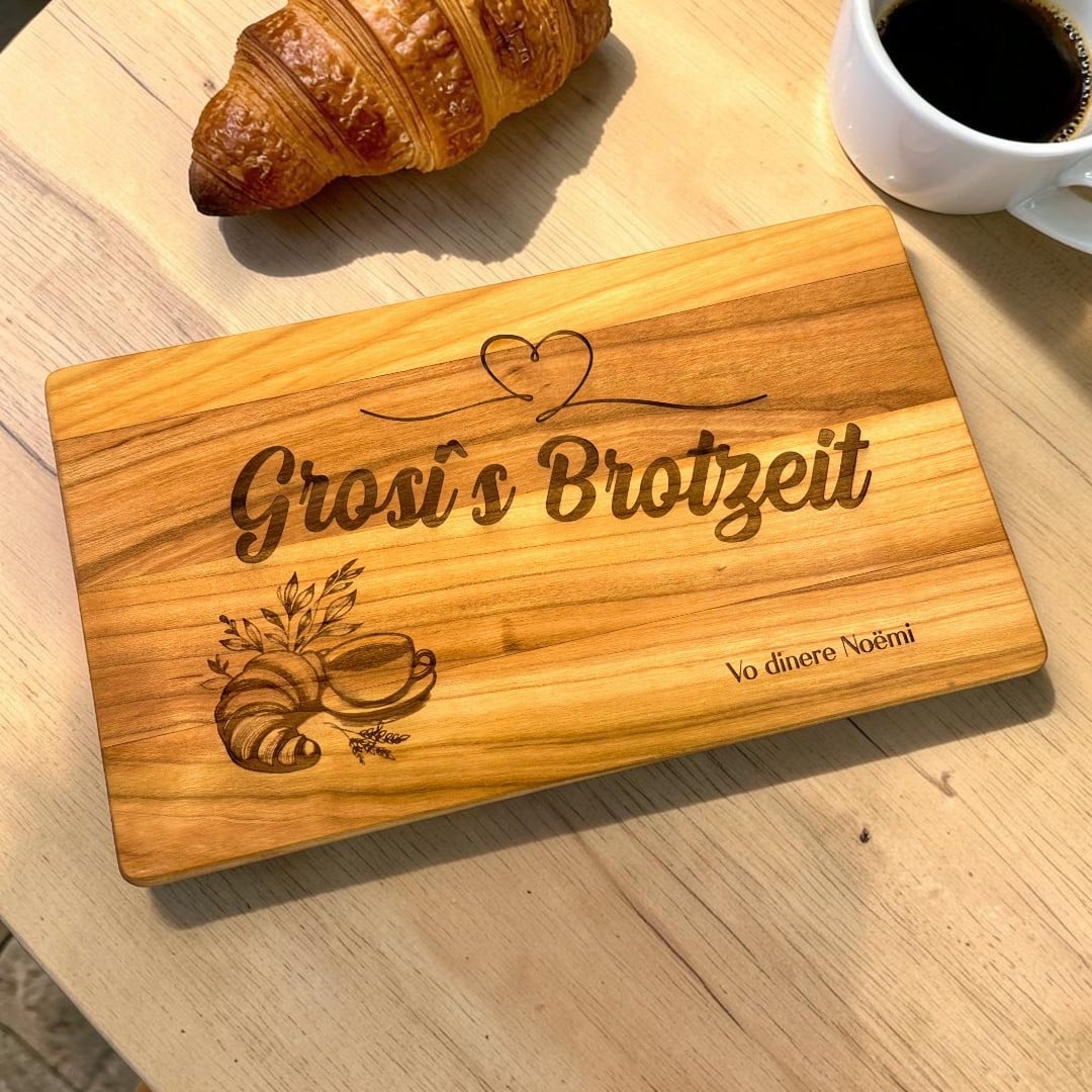 Frühstücksbrett mit Gravur aus Kirschholz